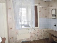 Кухня ,на полу линолеум коричневого цвета