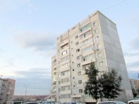 фасад дома, рядом магазин, напротив филиалСберБанк