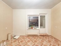 В зале установлено пластиковое окно на полу новый линолеум