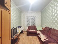 На полу в комнате новый линолеум