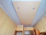 В спальне подвесной потолок с точечными светильниками)