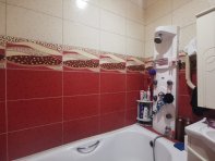 Ванная комната в бело-красном кафеле