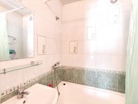 Ванная комната в светло-зеленом кафеле