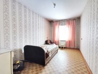 Во второй комнате светлые обои