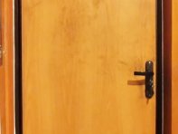 Современная новая входная дверь