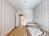 В комнате установлено пластиковое окно