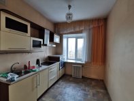 На кухне кухонный гарнитур