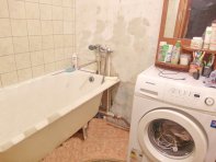 Ванная комната: пол покрыт кафелем, тсены на половину покрыты плиткой. Есть стиральная машина автомат.