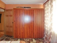 2-ая комната ( полы линолеум, стены ровные покрашены)