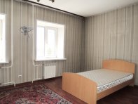 Кровать в комнате