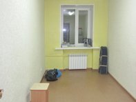 Спальня , на полу линолеум коричневого цвета