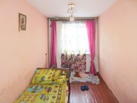Просторная вторая спальня, стены в персиковых тонах