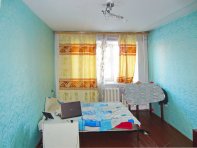В спальне наклеены обои цвета морской волны