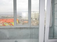Застекленная большая лоджия с видом на детский сад