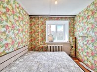 В комнате установлено пластиковое окно