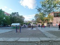 Во дворе большая детская площадка