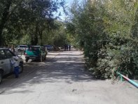 Очень зеленый двор с детской и спортивной площадкой. Есть парковка для автомашин. Во дворе дома школа и детский садик.
