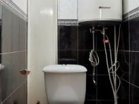В туалете стены выложены кафельной плиткой