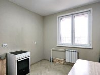 На кухне плита, раковина и стол со стульями.